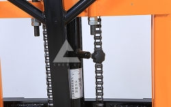 手動液壓堆高車怎么加油？